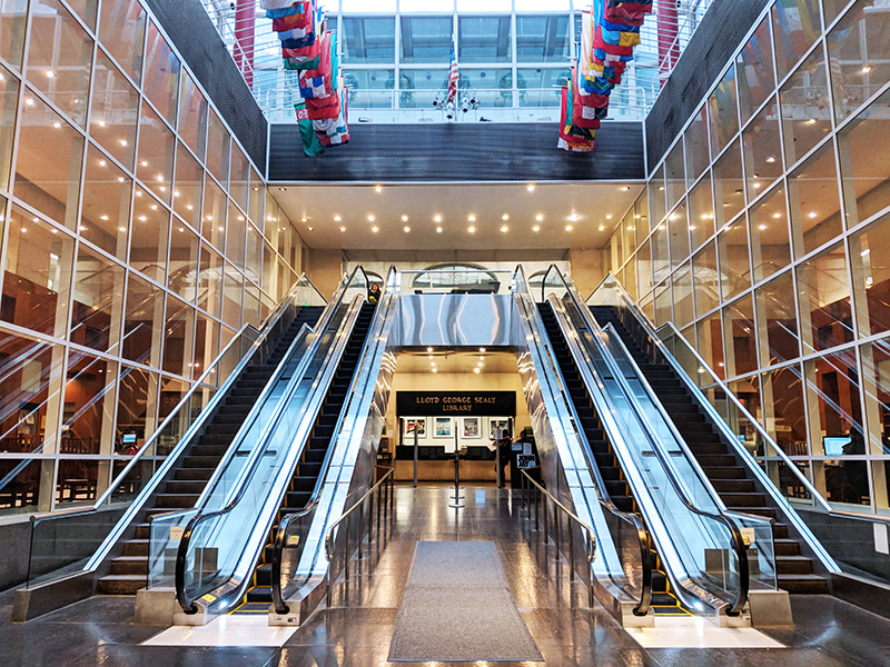 Entrance between escalators